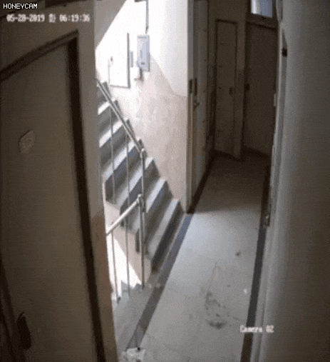 晚一秒关门后果不敢想象！男子尾随醉酒女子回家，接着……