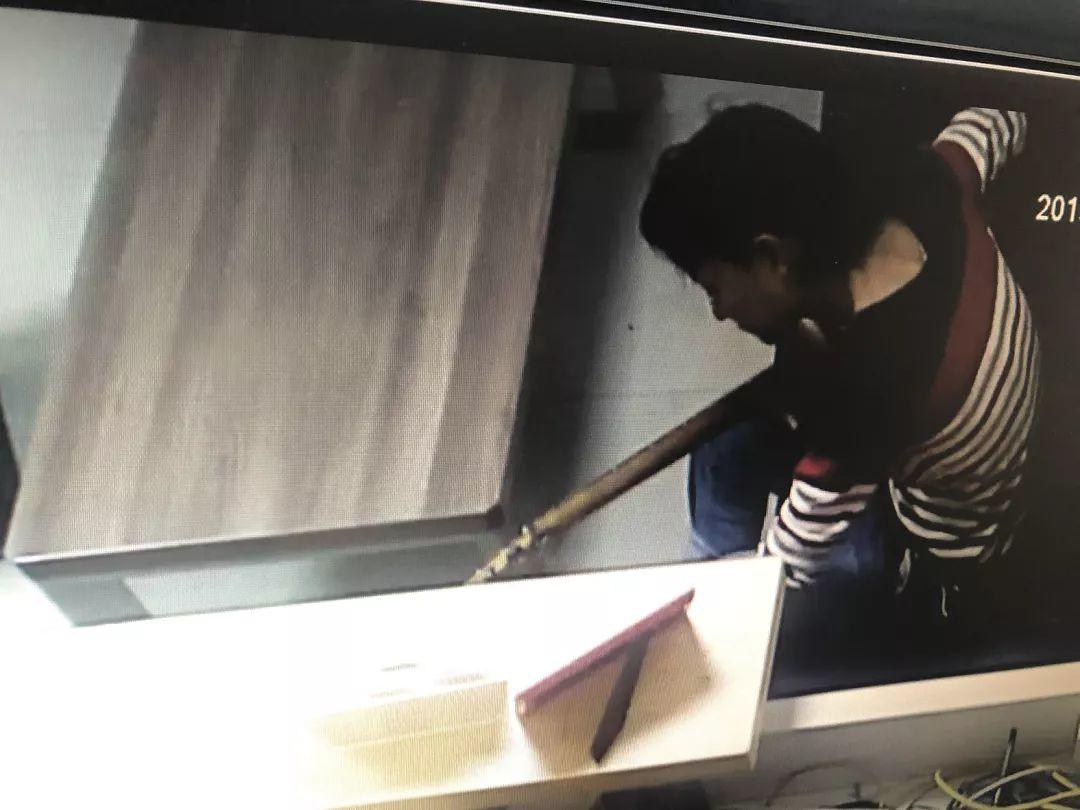 东莞一流浪男子闯入琴行，店主吓得报警，结果……