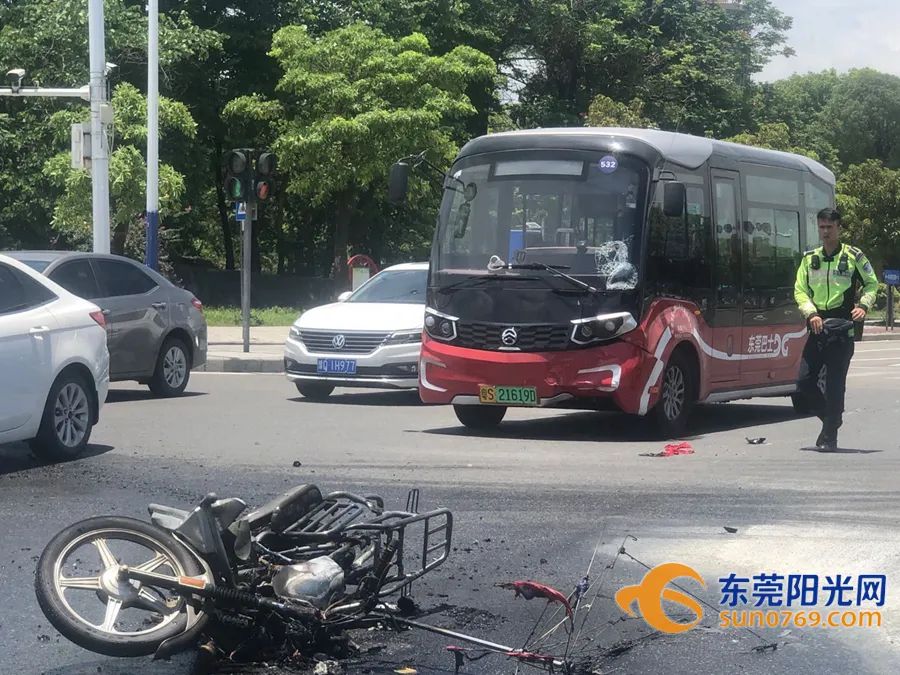 瞬间变“火人”！东莞一摩托车撞上公交后着火！只因司机这一操作…