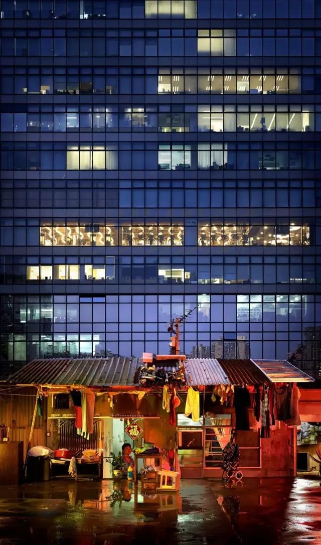 见过香港的"棺材房"，才知道自己住在东莞有多幸福！