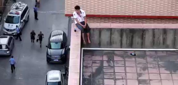 东莞一男子持刀砍人后要跳楼，结果.......