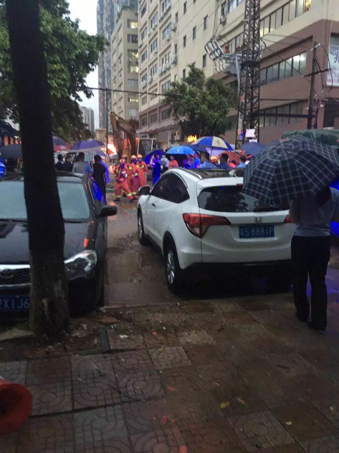 紧急通知！今晚最强暴雨来袭！东莞一小孩掉入下水道被冲走还没找到！