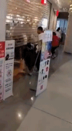 疯狂！今早优衣库抢购衣服场面一度混乱，视频看呆！