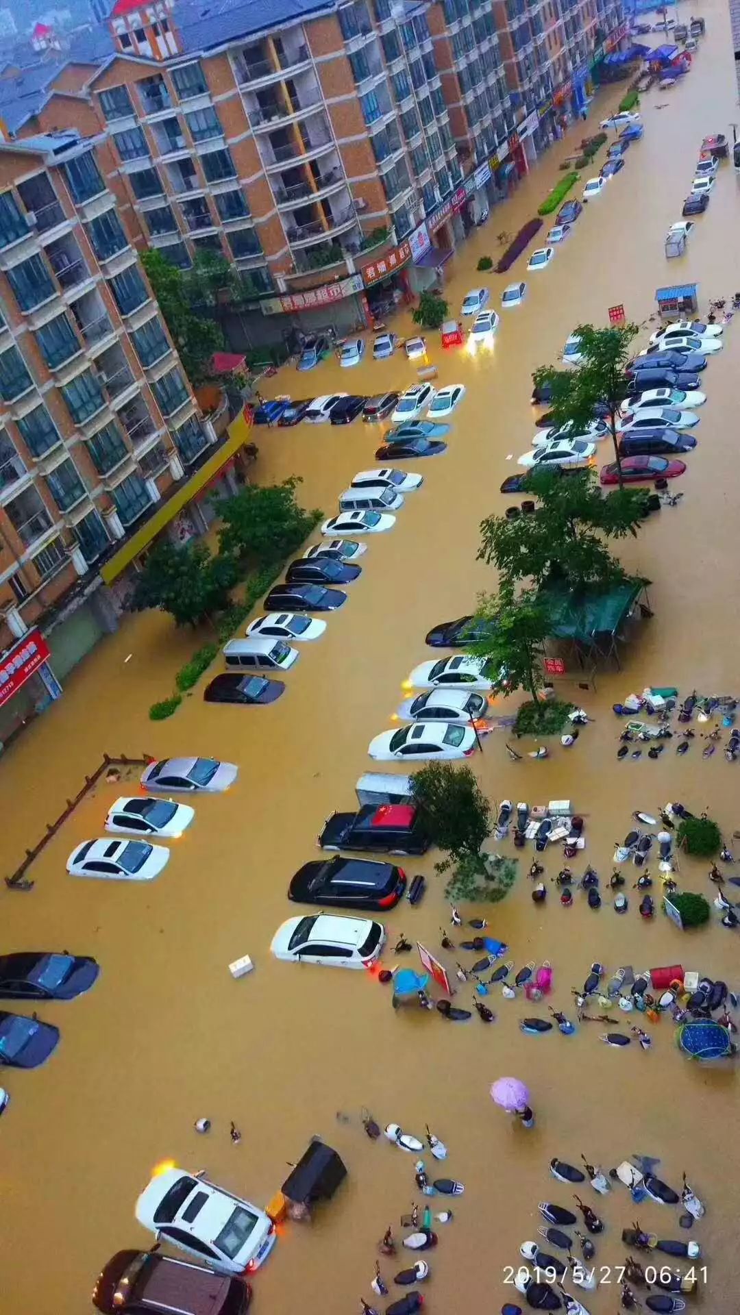 可怕！今早东莞多地严重水浸！未来几天将发生暴雨到大暴雨+8级大风.........