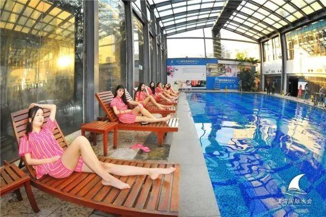 8元抢自助2餐+12小时温泉水疗+恒温游泳池+干蒸+汗蒸+电影院+休息厅，周末通用不加收～"