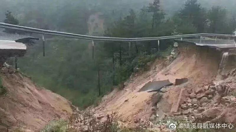 最强台风！32人遇难！已造成157亿损失，他救出6人，却与母亲永别