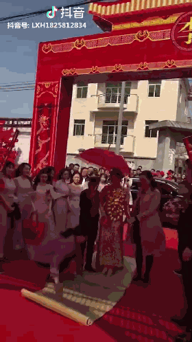 广东真正的土豪婚礼！豪车游艇328围酒席！唔收利是，每人还发500蚊！