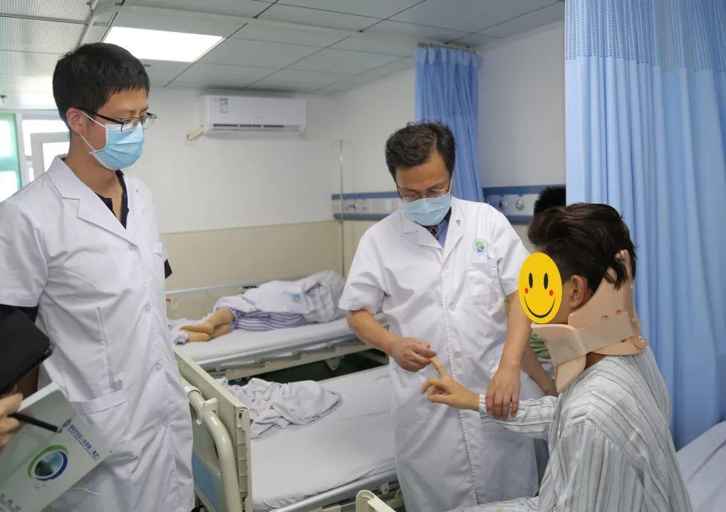7岁小伙玩手机，突然全身麻木！险些瘫痪！@东莞人！这坏习惯赶紧改！"