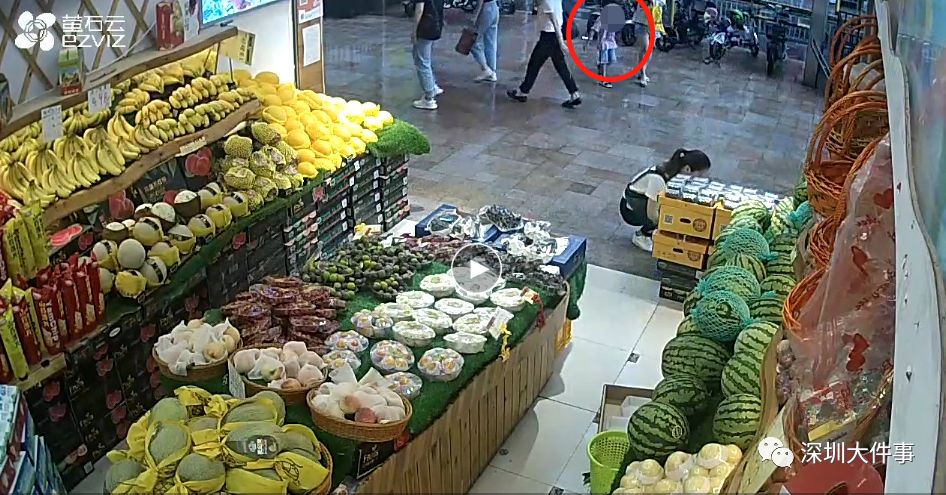 痛心！深圳一小区高层窗户坠落砸中6岁男童，妈妈当场崩溃…