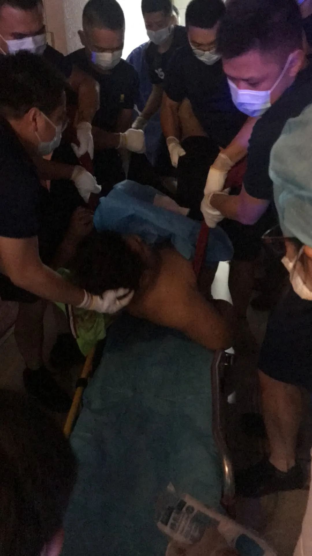 东莞醉汉头撞玻璃门鲜血直流！东莞人不要再劝酒了！