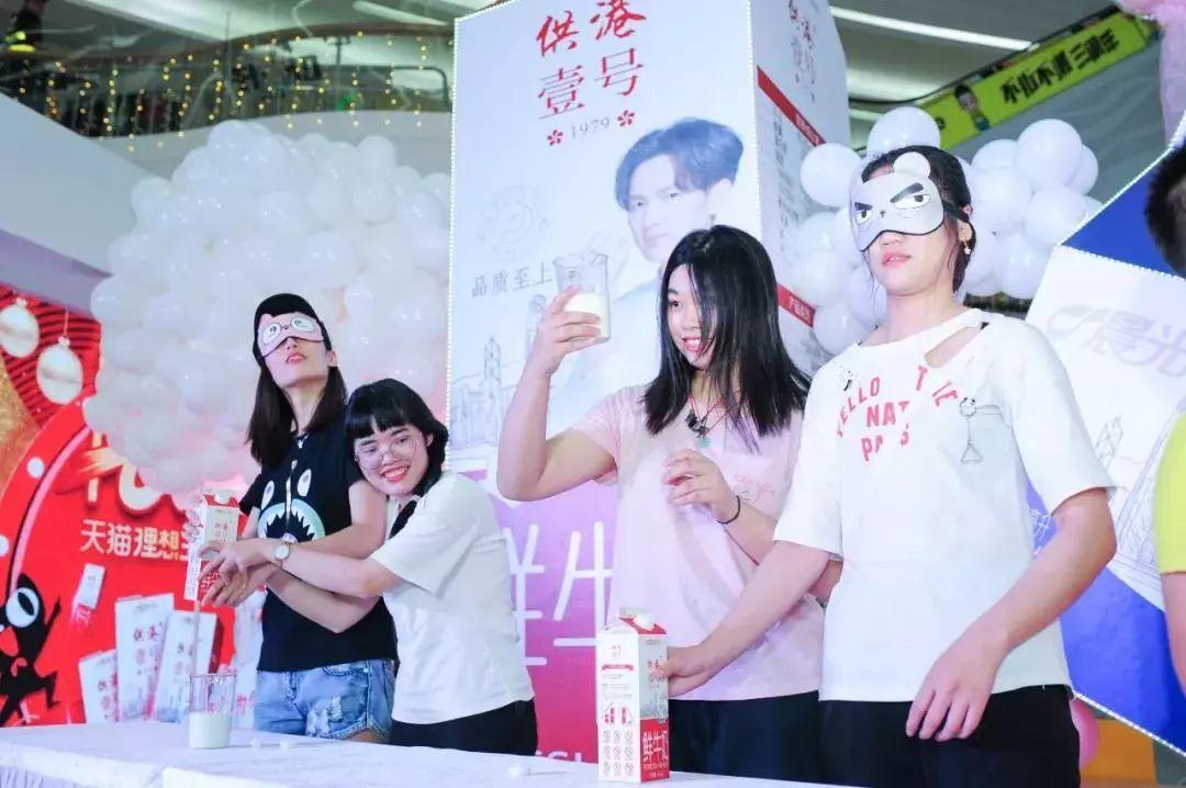 羡慕！这些人居然能和“小太阳”钟汉良拥抱！网友惊呼：儿童节变情人节！