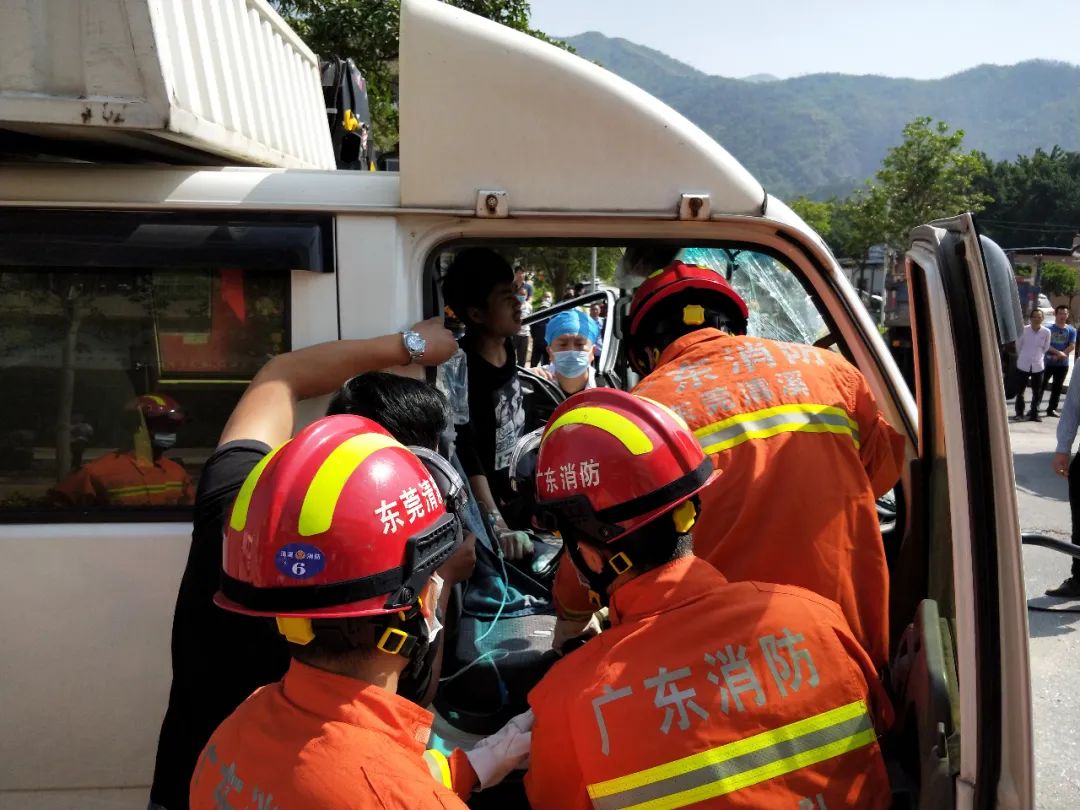 突发！货车发生车祸，车头严重变形，东莞司机被困！情况...