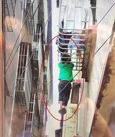 又一起！东莞3岁男童“挂”在窗外苦苦支撑！家长却........