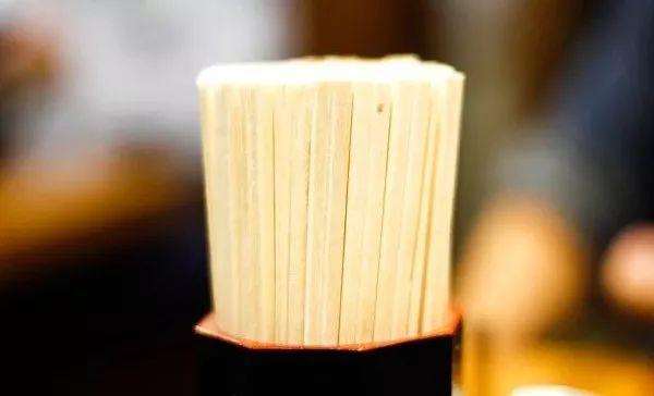用这种筷子吃饭，小心慢性中毒！这几类筷子最好赶紧扔掉！