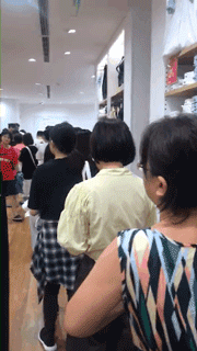 疯狂！今早优衣库抢购衣服场面一度混乱，视频看呆！
