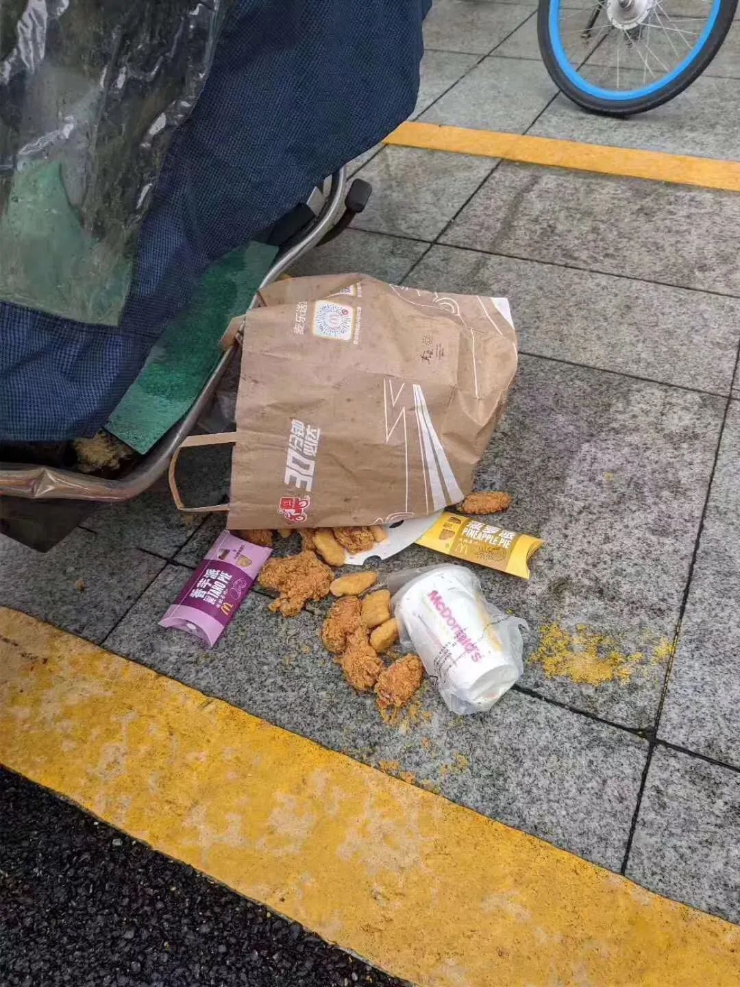 夸张！东莞人昨天是不用上班的？为了一个板烧鸡腿堡排队5小时！