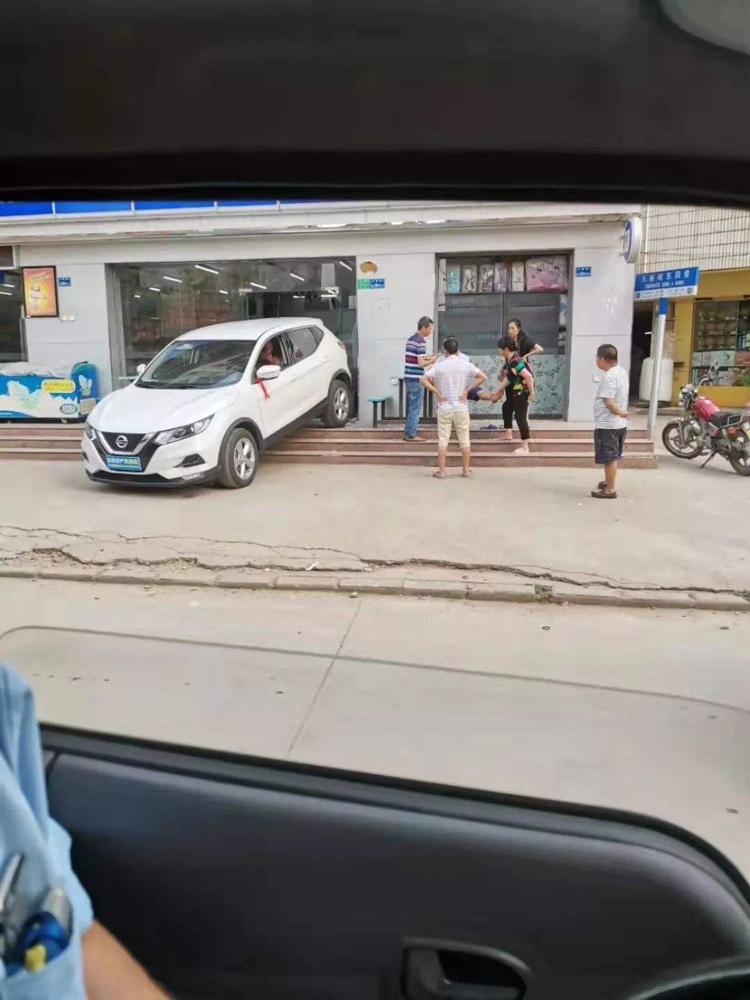 突发！东莞一司机车屁股“怼”进商铺！