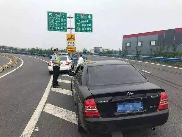 车牌为粤S*****车主，麻烦你没准备好就不要出门了！！！