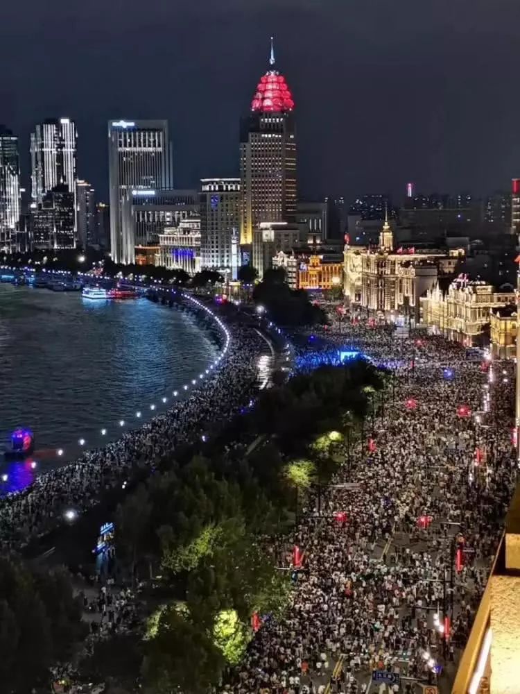 人从众！景点都被挤爆了！这帮人发达了！