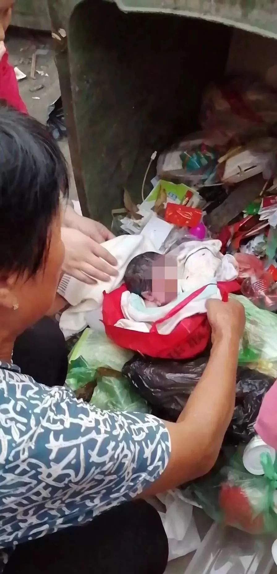 揪心！东莞一垃圾桶里惊现婴儿！谁家父母这么狠心？