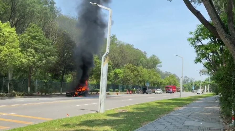 突发！东莞一小车在闹市爆燃起火！现场烈火冲天、浓烟滚滚、太吓人了……