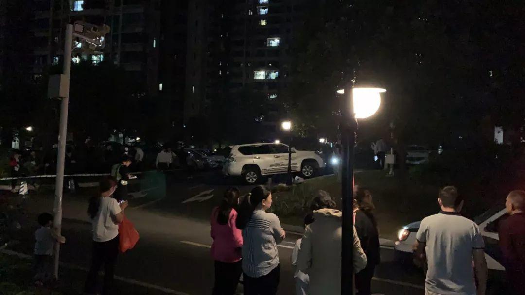 东莞一小区内发生惨烈车祸！普拉多撞倒2人，一死一伤