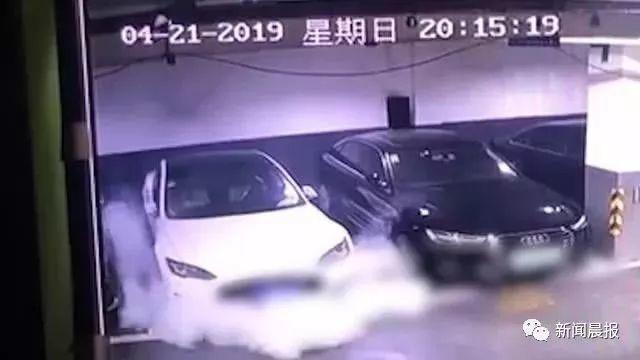 轰！特斯拉在车库突然自燃，8秒可怕视频刷屏！车主一夜没睡：当时并没在充电