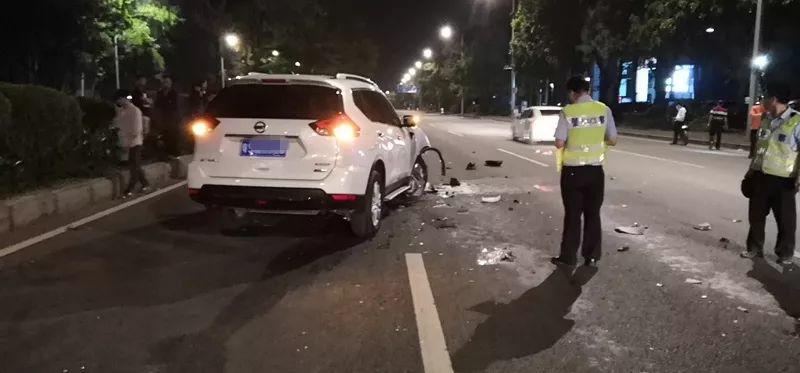 东莞摩托男3人逆行飞撞小车，瞬间弹飞空中5米高！