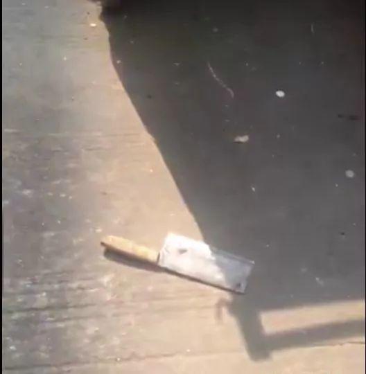 恐怖!东莞一男子持刀砍人,血流一地!