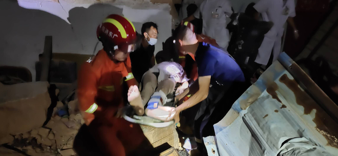 突发！东莞一房屋突然坍塌，3人被困…