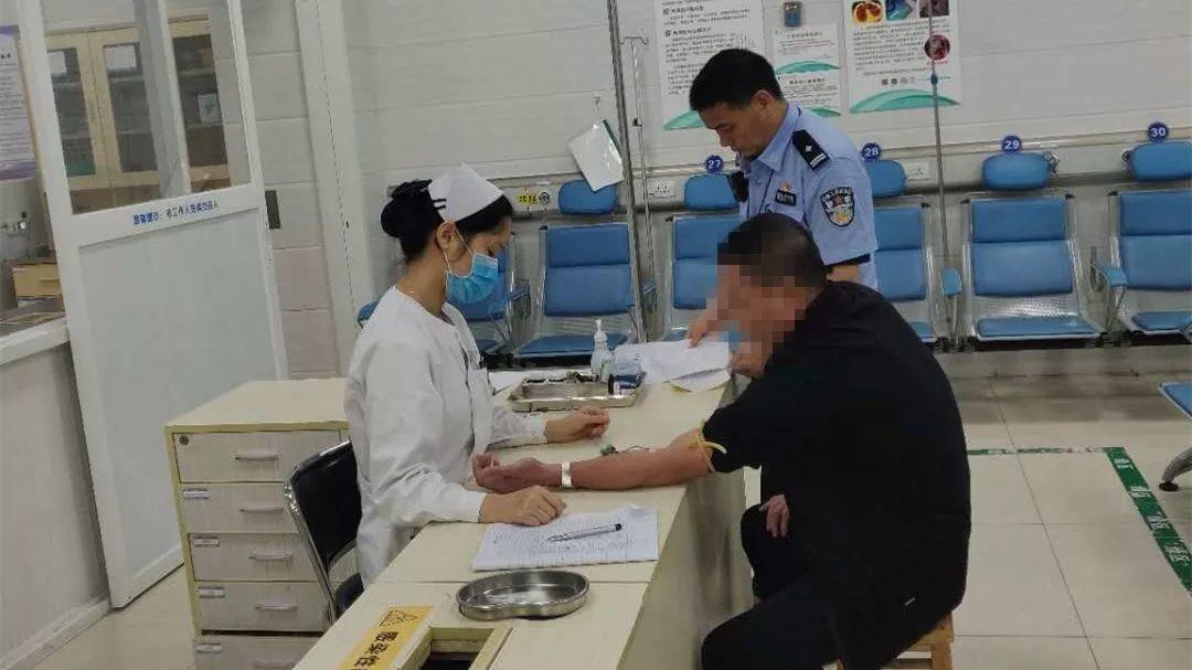 东莞老板开8888号S级奔驰一路堵5小时，昨晚刚到珠海就被抓走