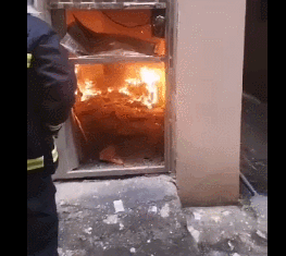 电动车充电又出事！现场火花四溅，爆炸声不断~