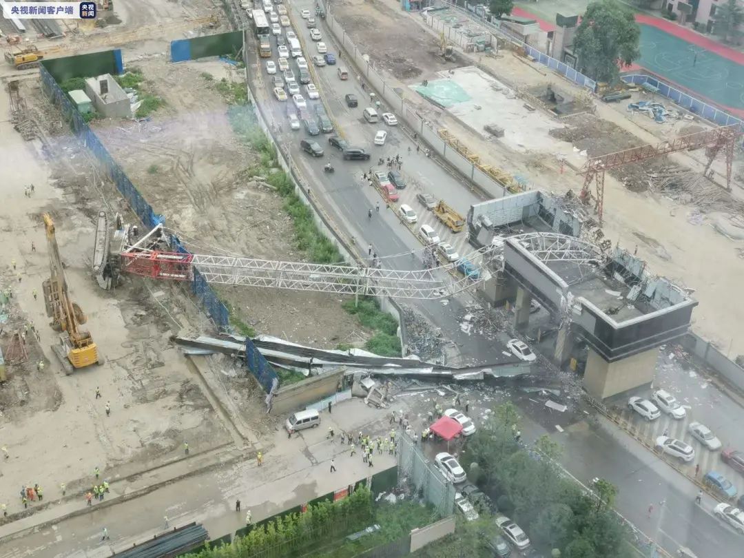 突发！武汉市一工地起重机侧翻，砸中路边车辆