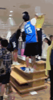 疯狂！今早优衣库抢购衣服场面一度混乱，视频看呆！