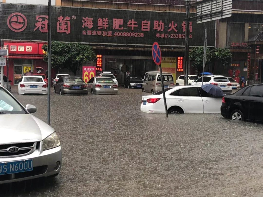 刚刚！东莞发布暴雨红色预警！多个镇街被淹！会停课吗？