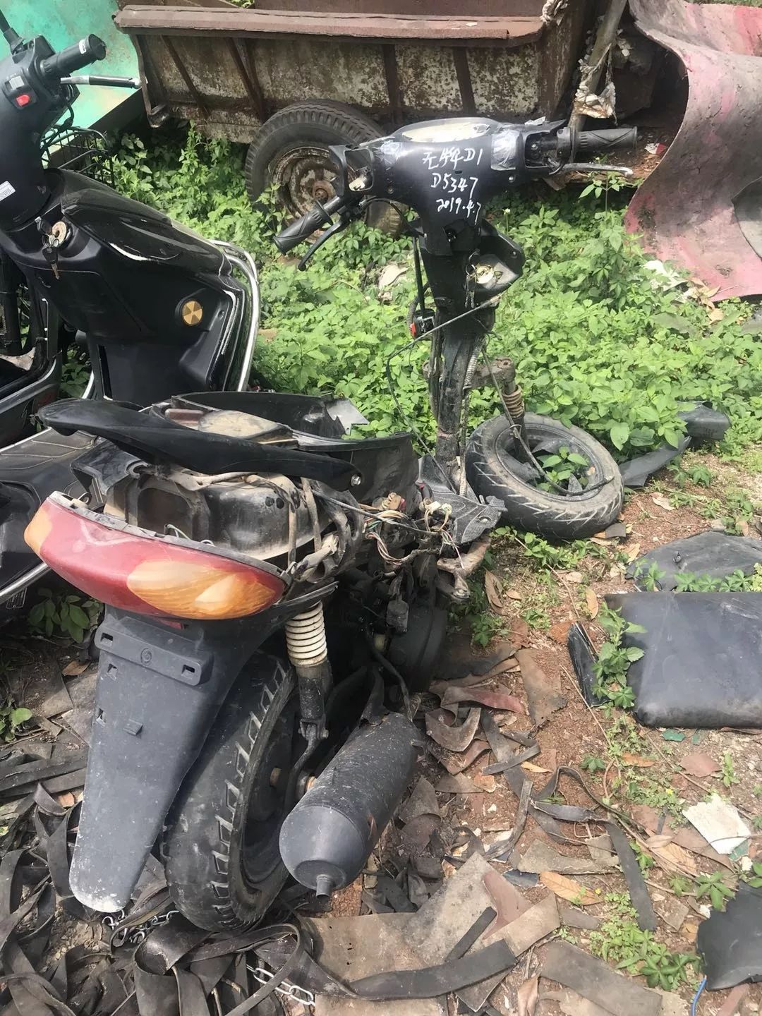 东莞摩托男3人逆行飞撞小车，瞬间弹飞空中5米高！