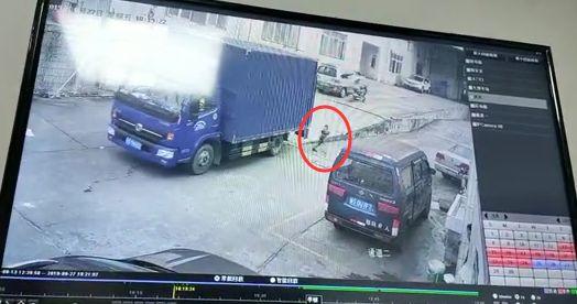 痛心！东莞男童空地上被货车碾压，视频曝光……