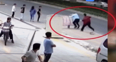 东莞一男子不戴口罩乘公交,还拿水果刀追打司机​
