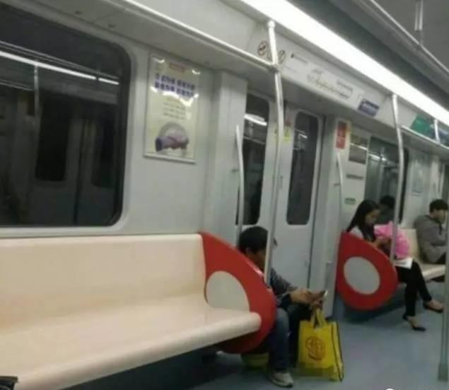 暖哭！男童地铁手写小纸片：让爸爸多睡会儿
