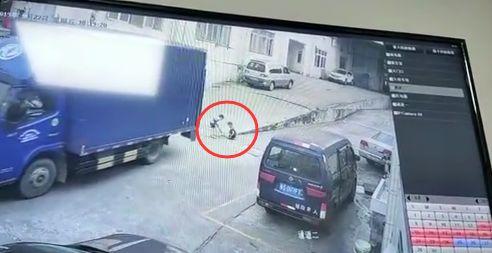 痛心！东莞男童空地上被货车碾压，视频曝光……