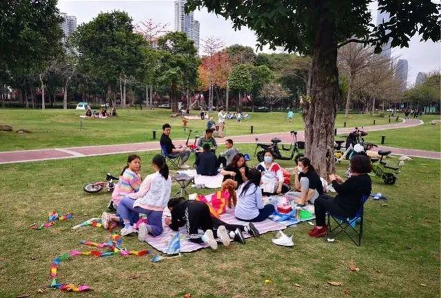 一景区搞了优惠票，人挤人场面太可怕!一刻也不能松懈啊！