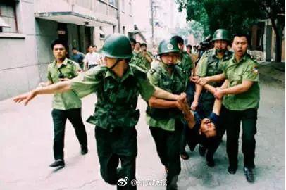当年枪战视频曝光！色诱劫杀、身负7命的"蛇蝎美人"落网，其原身份竟是……
