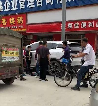 揪心！东莞一孩子被卷入车底！