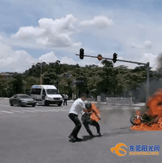 瞬间变“火人”！东莞一摩托车撞上公交后着火！只因司机这一操作…