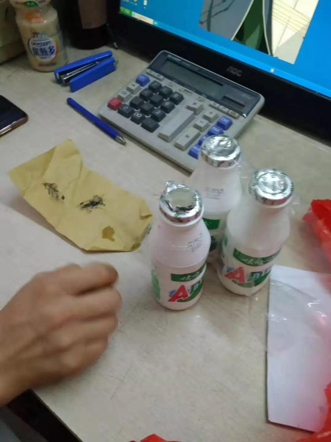 东莞一男子称在超市买的AD钙奶喝出异物！已获赔！