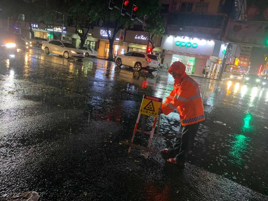 突发! 东莞昨晚狂风雷暴雨的4小时, 有人被大树压着, 有人被困, 有人......
