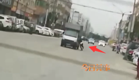 东莞一男子闹市上演多次“肉击”小车！真相是······