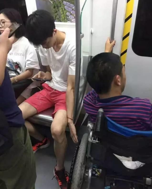 暖哭！男童地铁手写小纸片：让爸爸多睡会儿