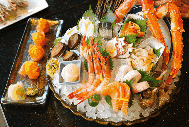 9元抢12小时温泉水疗+自助2餐+恒温游泳池+干蒸+汗蒸+电影院+休息厅，休闲娱乐任你嗨！周末通用不加收～"