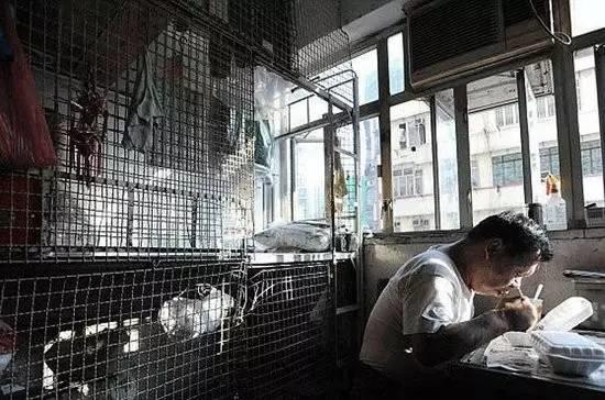 见过香港的"棺材房"，才知道自己住在东莞有多幸福！